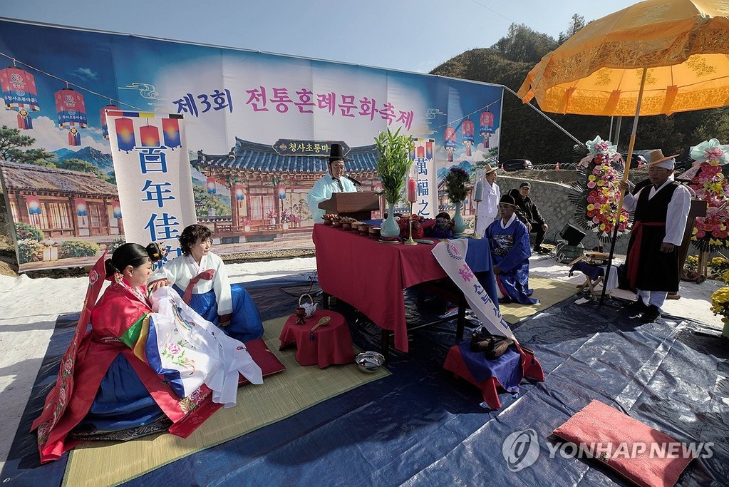 백년해로 약속하는 신랑·신부 (홍천=연합뉴스) 박영서 기자 = 31일 강원 홍천군 화촌면 장평1리 청사초롱마을에서 제3회 전통혼례문화축제가 열려 신랑과 신부가 혼례를 올리고 있다. 2026.10.31 conanys@yna.co.kr