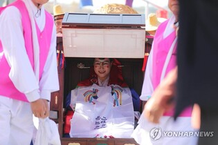 [사진톡톡] "천년만년 잘살아라!"…전통혼례에 온 마을 웃음꽃