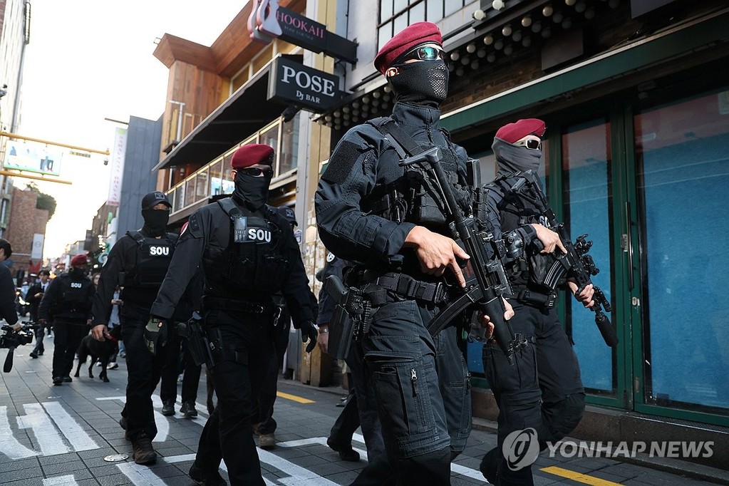 A police squad patrols the streets of Seoul's Itaewon district on Oct. 30, 2026. (Yonhap)