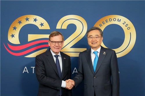 South Korean Foreign Minister Cho Hyun (R) poses for a photo with German Foreign Minister Johann Wadephul in Atlanta on Oct. 30, 2026, in this photo released by the Ministry of Foreign Affairs. (PHOTO NOT FOR SALE) (Yonhap)