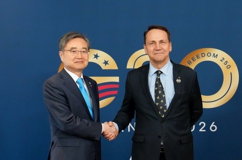 South Korean Foreign Minister Cho Hyun (L) poses for a photo with Polish Foreign Minister Radoslaw Sikorski in Atlanta on Oct. 30, 2026, in this photo released by the Ministry of Foreign Affairs. (PHOTO NOT FOR SALE) (Yonhap)