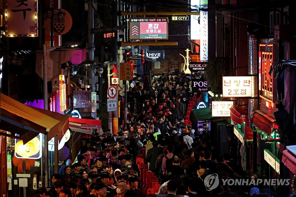 People walk in Seoul's nightlife district of Itaewon on Oct. 31, 2026. (Yonhap)